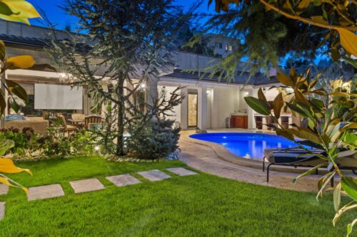 Vanzare case / vile – Crosspoint Imobiliare- Premium villa in the western area, with its own pool - crosspoint-imobiliare.ro
