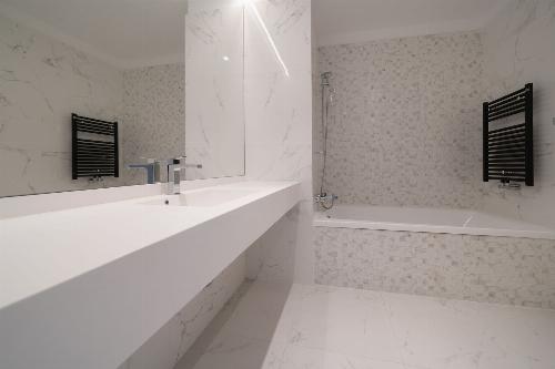 One Mircea Eliade, 3 rooms overlooking the park and the lake. 10