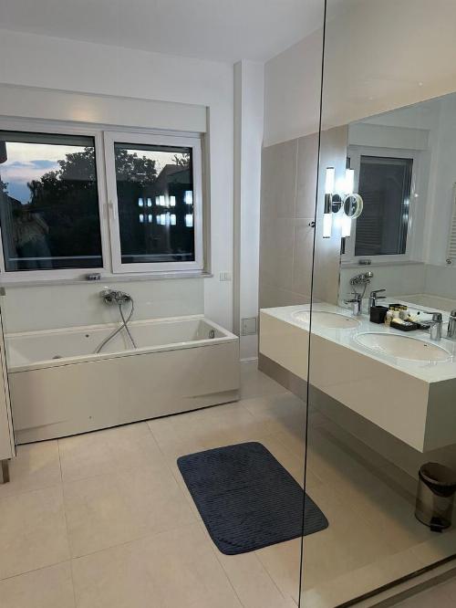 Apartment for rent 5 rooms, Baneasa area 16