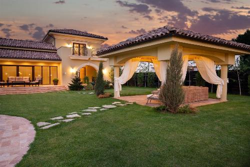 Elegant villa with pool and spectacular courtyard!