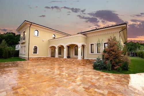 Elegant villa with pool and spectacular courtyard!