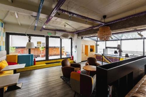 Cladire de birouri reprezentativa, zona Alba Iulia 9