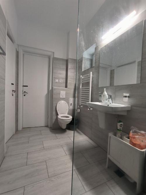 Apartament 3 camere de vanzare Calea Victoriei bloc consolidat si reabilitat 12