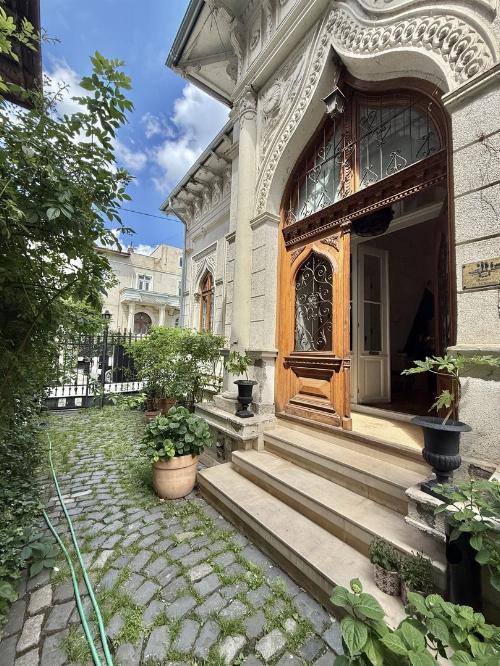 Villa with interwar charm, suitable for commercial activities 23