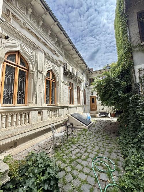 Villa with interwar charm, suitable for commercial activities 24