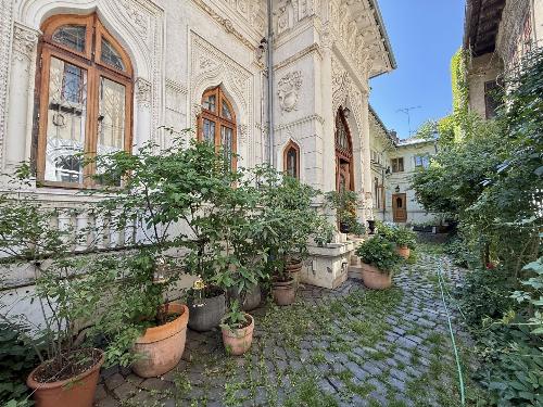 Villa with interwar charm, suitable for commercial activities 25