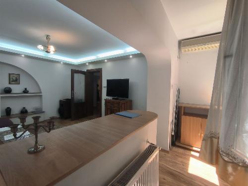 Apartament de vanzare 4 camere Piata Victoriei decomandat/1979 3