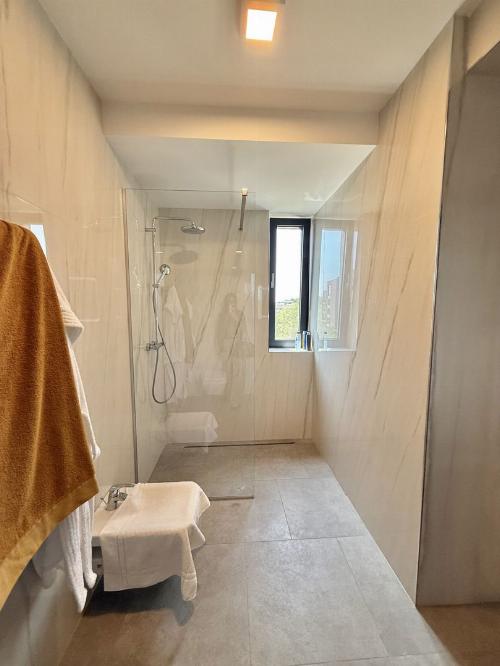 135 sqm usable | Luxury Finishes & Furniture | 2 parking spaces included 9
