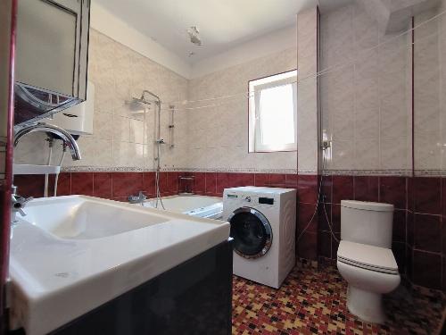 Apartament 3 camere de vanzare cu garaj si boxa Cismigiu 12