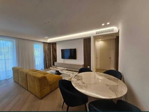 Modern 3-room apartment in Cortina 126 / Underground parking 2