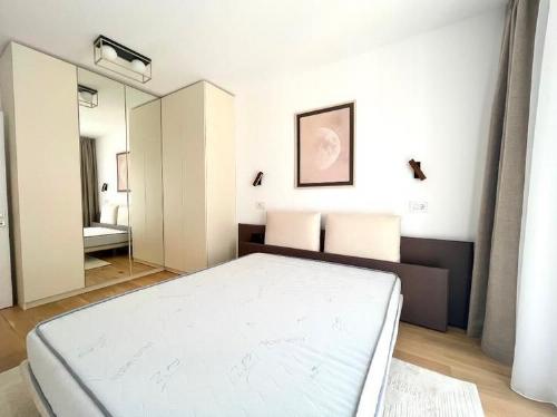 Prima Vista: 2 rooms + underground parking 9