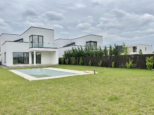 Casă superbă cu piscină și priveliști de vis, lângă pădure 14