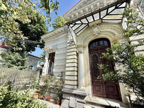 Authentic architecture, high ceilings – special residence on a quiet street 1