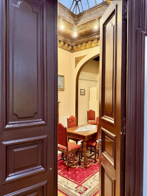 Authentic architecture, high ceilings – special residence on a quiet street 9