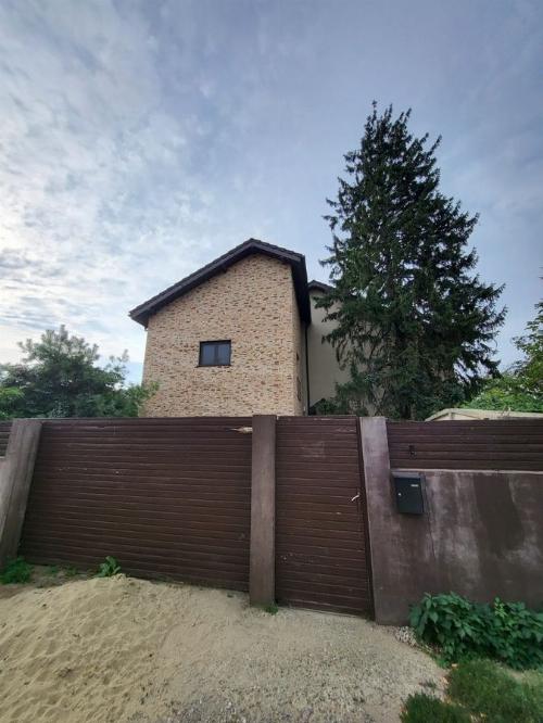 Spacious and elegant Detached House | Generous Court | Tunari 1