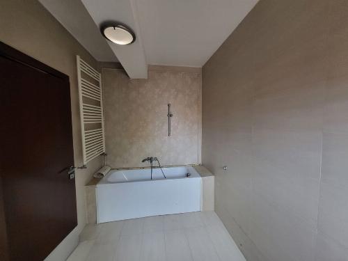 Spacious and elegant Detached House | Generous Court | Tunari 10