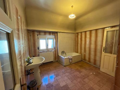 INTERWAR VILLA WITH SPECIAL ARCHITECTURE – Generous land, Capital area 8