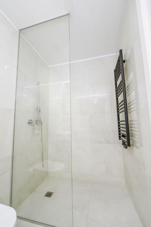 One Green / 3 Bedrooms + Parking 9