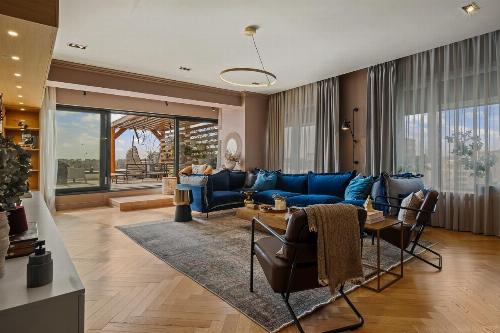 Spectacular Penthouse with Lake View / Laguna Residence 1