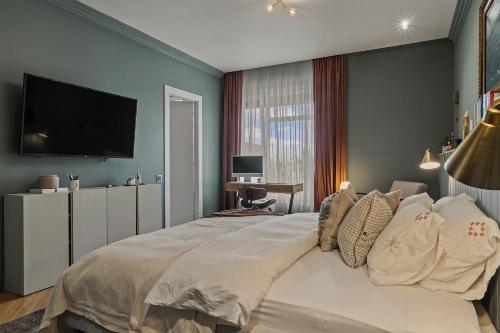 Spectacular Penthouse with Lake View / Laguna Residence 17