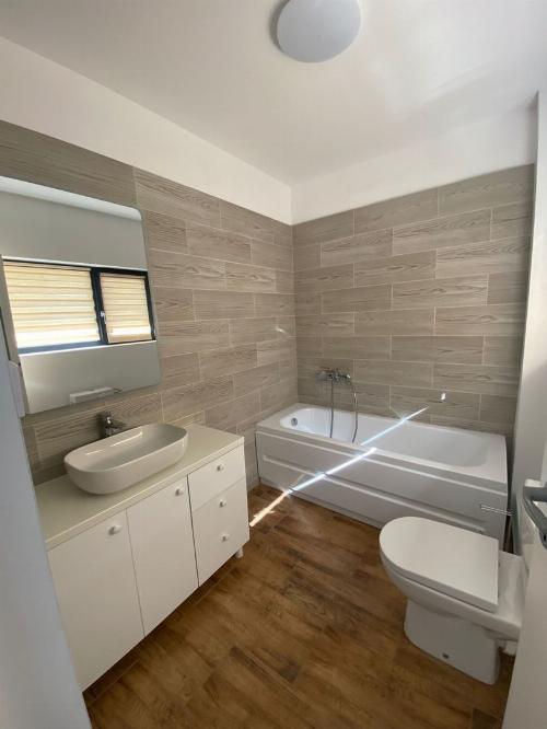 Chic villa located near the lake and park | Tunari 11