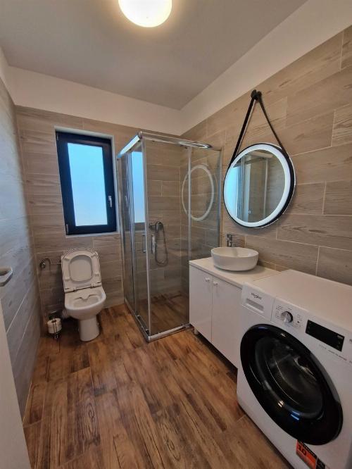 Chic villa located near the lake and park | Tunari 5