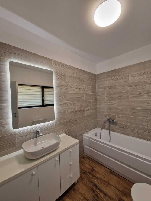 Chic villa located near the lake and park | Tunari 8