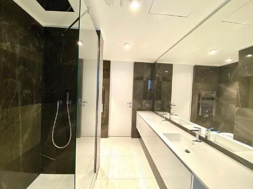 For rent 4 duplex rooms located in One Cherles de Gaulle 10