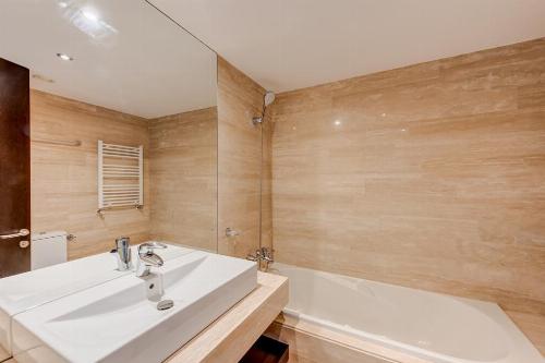 Apartament luminos cu vedere spectaculoasă în Alia Apartments – Arcul de Triumf 14