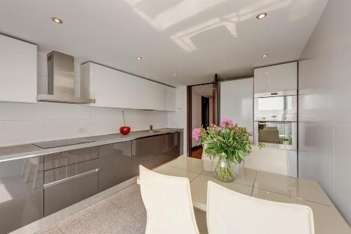 Apartament luminos cu vedere spectaculoasă în Alia Apartments – Arcul de Triumf 5