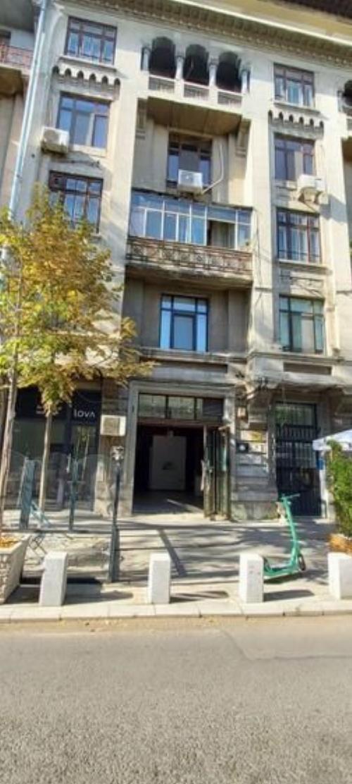 Ateneu Roman, spatiu ideal cafenea. Terasa 30 mp. 1