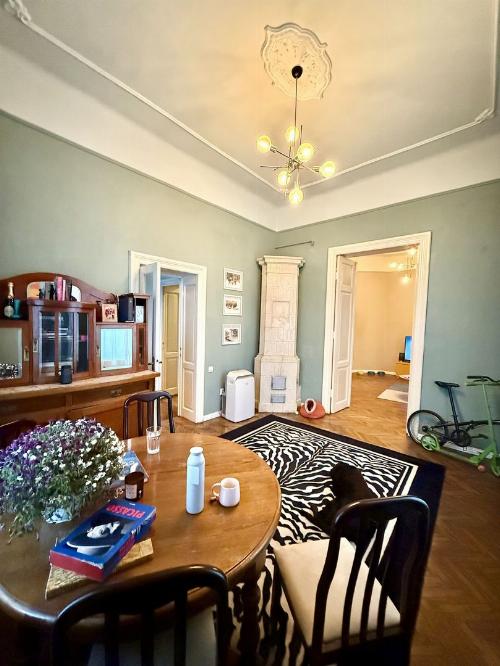 Apartament cu farmec interbelic / Calea Victoriei/  loc de parcare 2