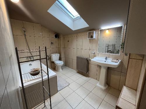 4-room house with generous courtyard, in Azur 17