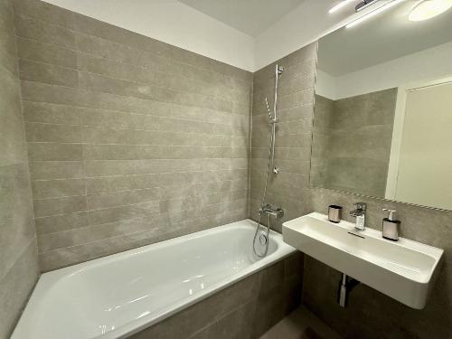 UpSite  / parcare și boxă 7