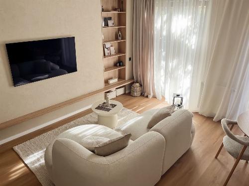 2 SUPERBLY APPOINTED ROOMS | PARKING | SPEAKER 11