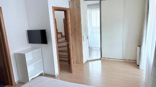 Modern, pet-friendly villa for rent | Generous terrace | 2 parking spaces | 9