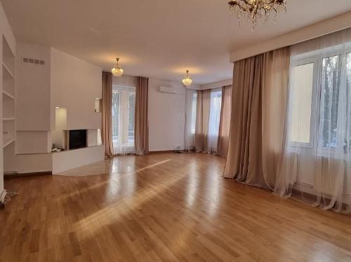 Apartament 4/5 camere exclusivist, cu garaj, în Pădurea Băneasa 3