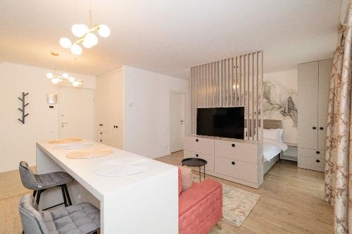 Studio Pipera H Lake- Garden 5