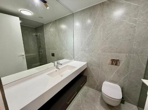 New Apartment / ONE LAKE CLUB 7