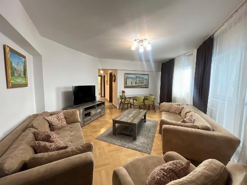 3 Spacious Rooms in the Heart of the Capital | Roman Square | Panoramic view 2