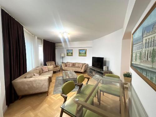 3 Spacious Rooms in the Heart of the Capital | Roman Square | Panoramic view 3