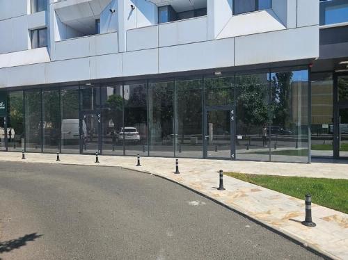 Suitable commercial space showroom, shops, medical clinics 2