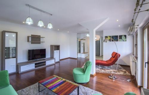 Attic in villa | Aviatorilor – Kiseleff | Separate Entrance 2