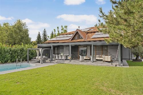 Iancu Nicolae! Unique villa with generous garden and pool 2