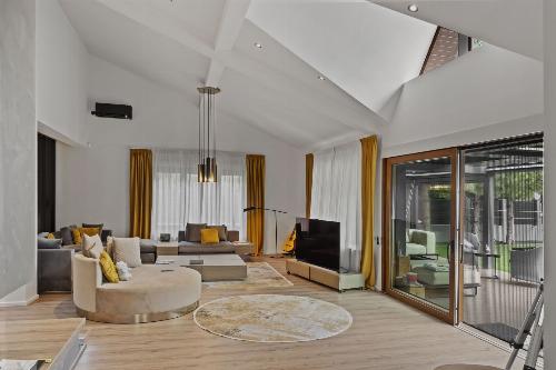 Iancu Nicolae! Unique villa with generous garden and pool 10