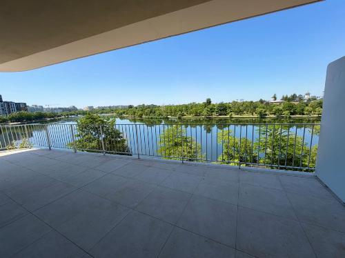 Apartament spectaculos cu 4 camere | Vedere lac din fiecare cameră | Terasă 47 m 1