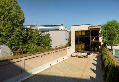 Premium Modern Villa with Courtyard | Tei Lake | Ideal Residential or Office 1