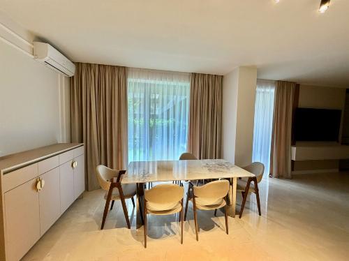 Exclusive apartment with 4 rooms and garden / 2 parking spaces 14