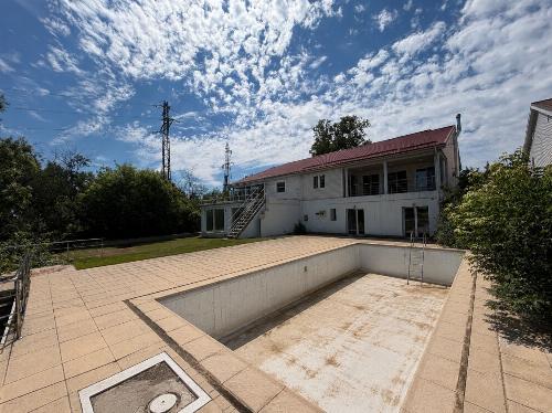 Vilă Exclusivistă cu Piscină pe Malul Lacului Tâncăbești 1