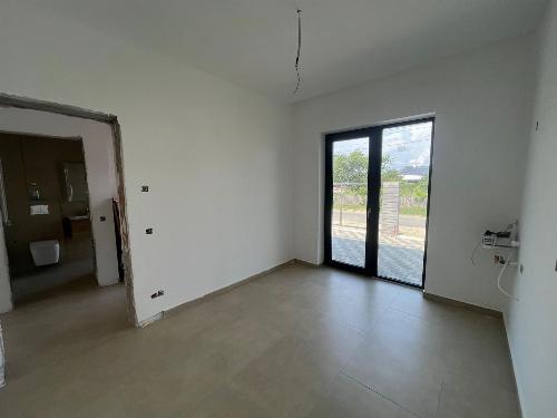 Vilă individuală nouă, arhitectură contemporană și curte generoasă 11